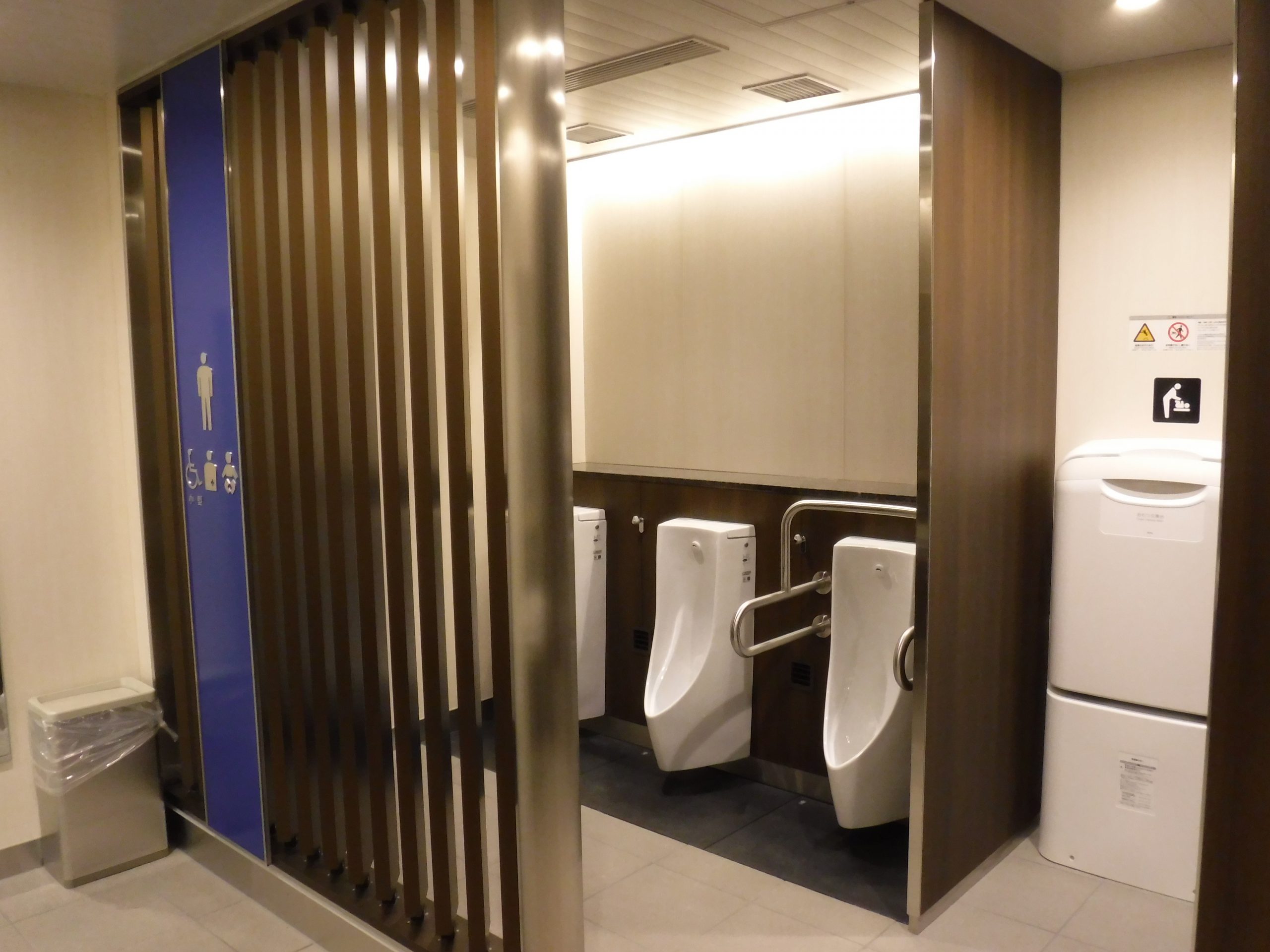 画像：蛍池駅旅客トイレ・待合室改修他工事のうち建築工事