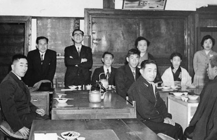 1955年1月4日、旧本社(西宮市北口町)にて。